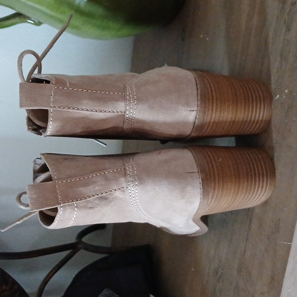 ❤️Universal Thread tan booties - Picture 3 of 7